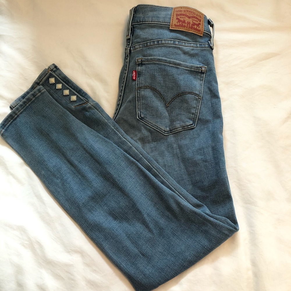 Light wash Levi jeans